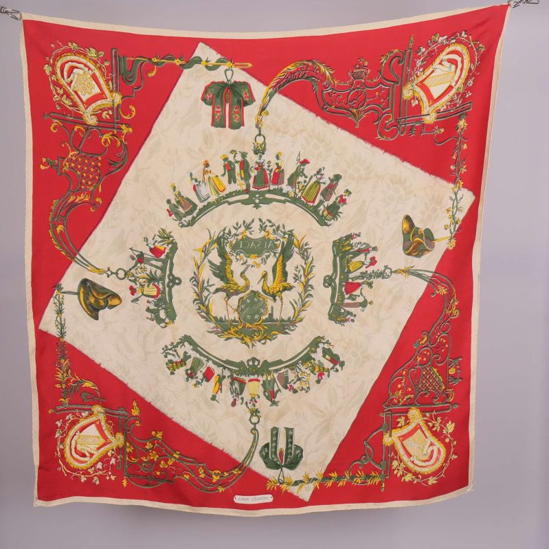 Scarfens mönster visas framifrån med tydliga motiv