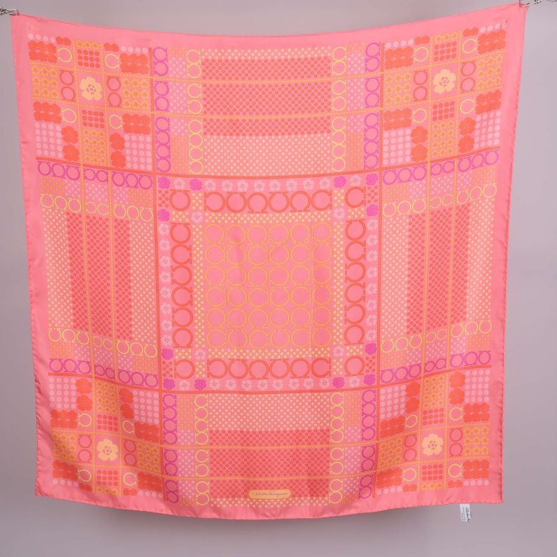 Stor fyrkantig scarf med geometriskt mönster i rosa och orange