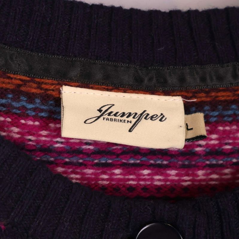 Närbild på Jumperfabriken logotyp i nacken