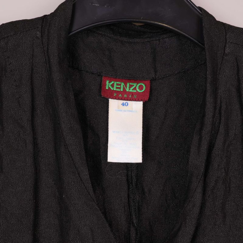 Närbild på Kenzo-märkning i halsen