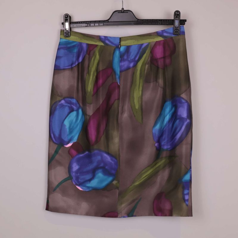 Baksida av blommig kjol med dold dragkedja