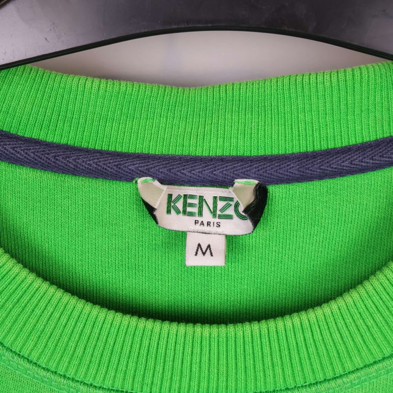 Närbild på Kenzo-märket i halsringningen