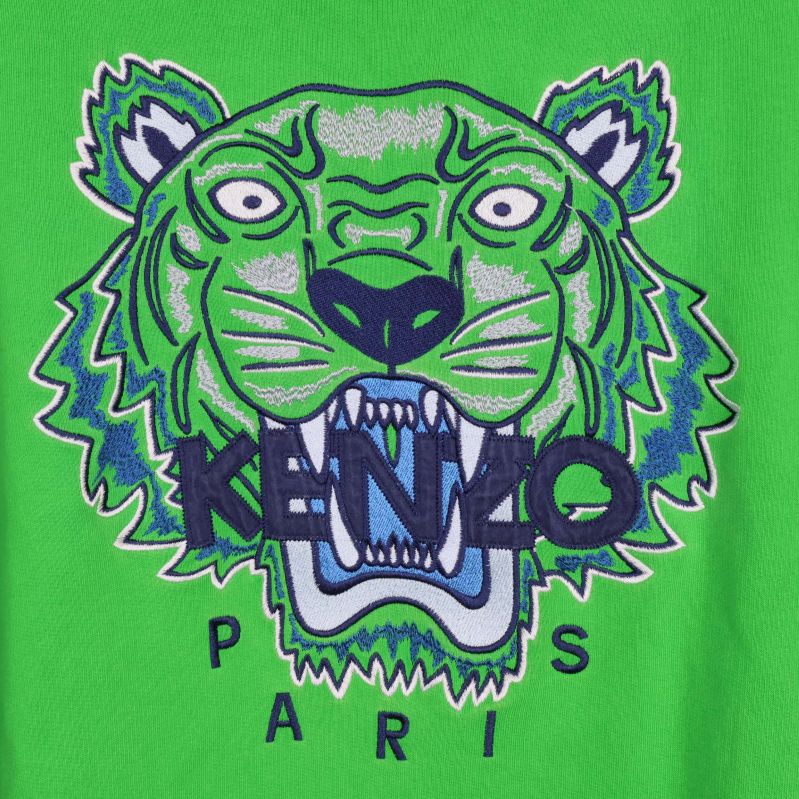 Närbild på broderad tiger och Kenzo-logo