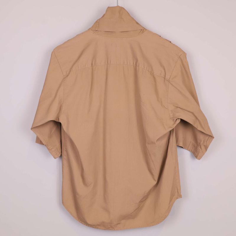 Baksidan av beige blus med halvlånga ärmar