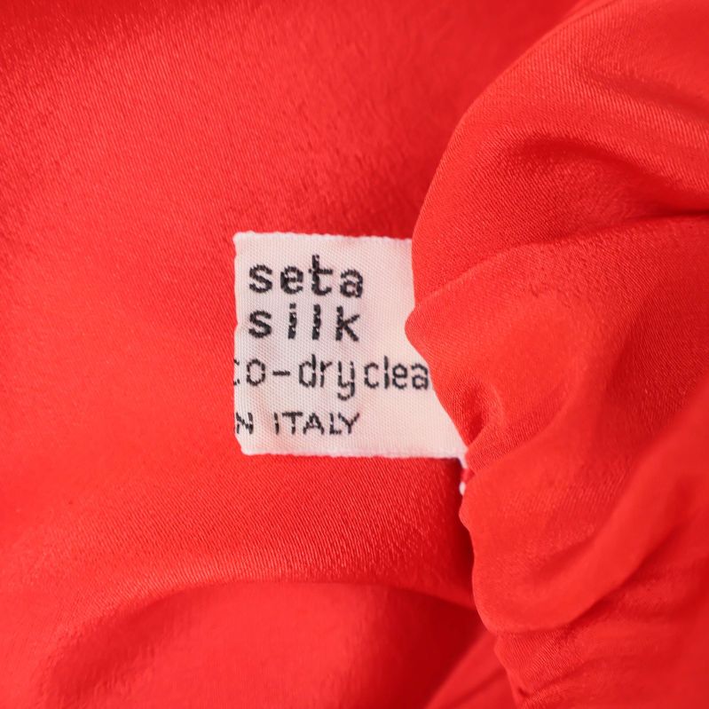 Materialetikett visar 100% siden och tillverkad i Italien