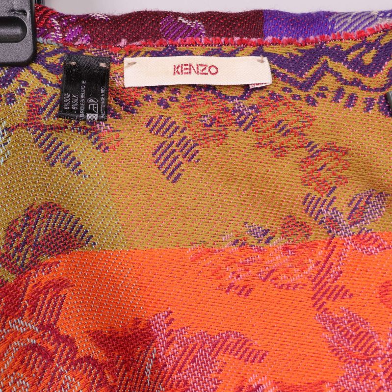 Närbild på Kenzo-etikett och färgglad textil
