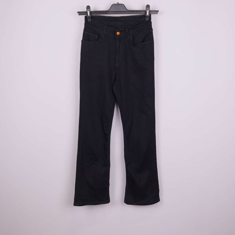 Svarta jeans framifrån på galge