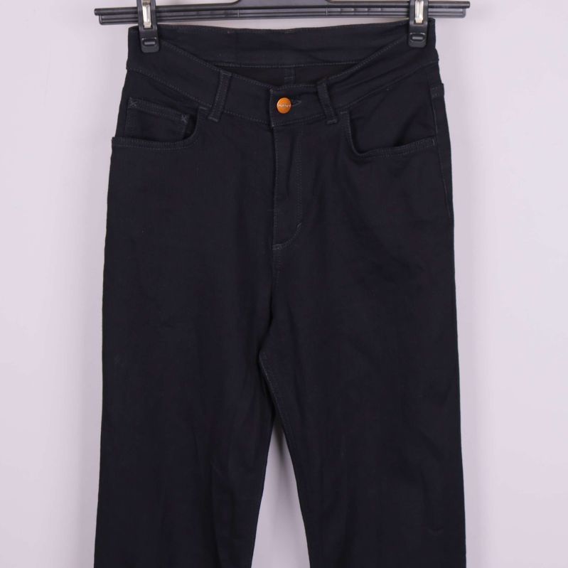 Närbild midja och framfickor på jeans