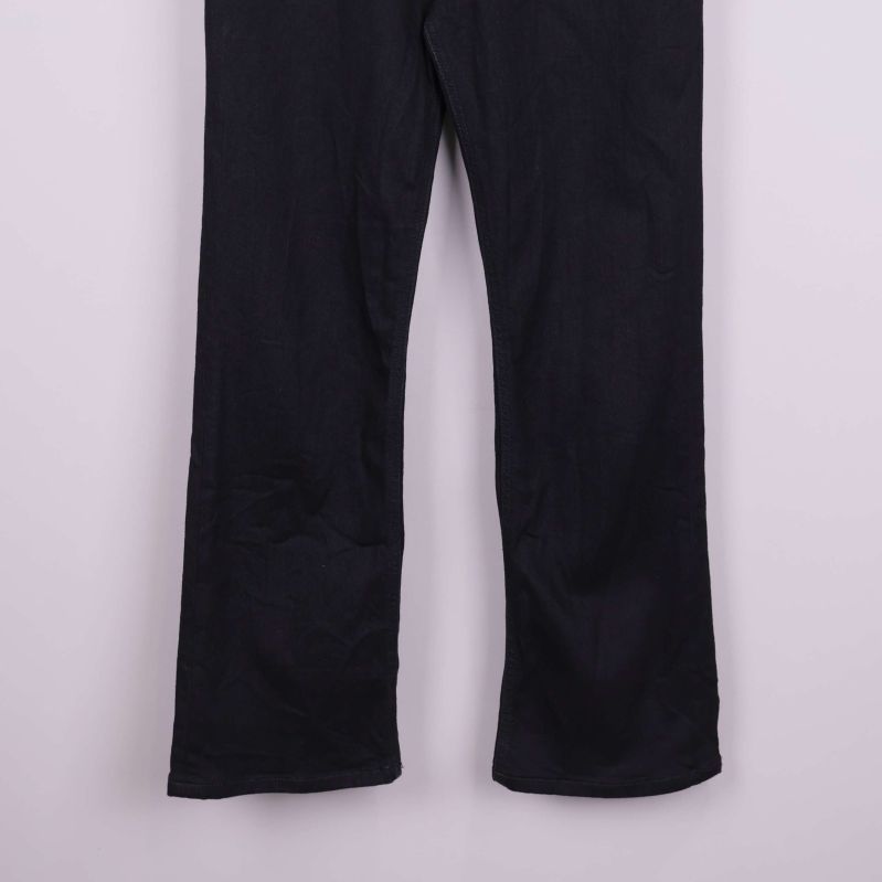 Nedre delen av jeans med raka ben