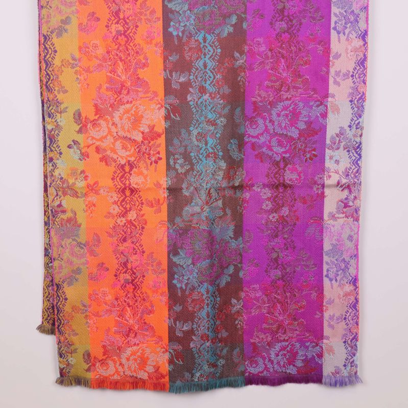 Detaljerad bild av scarfens avigsida med blommönster