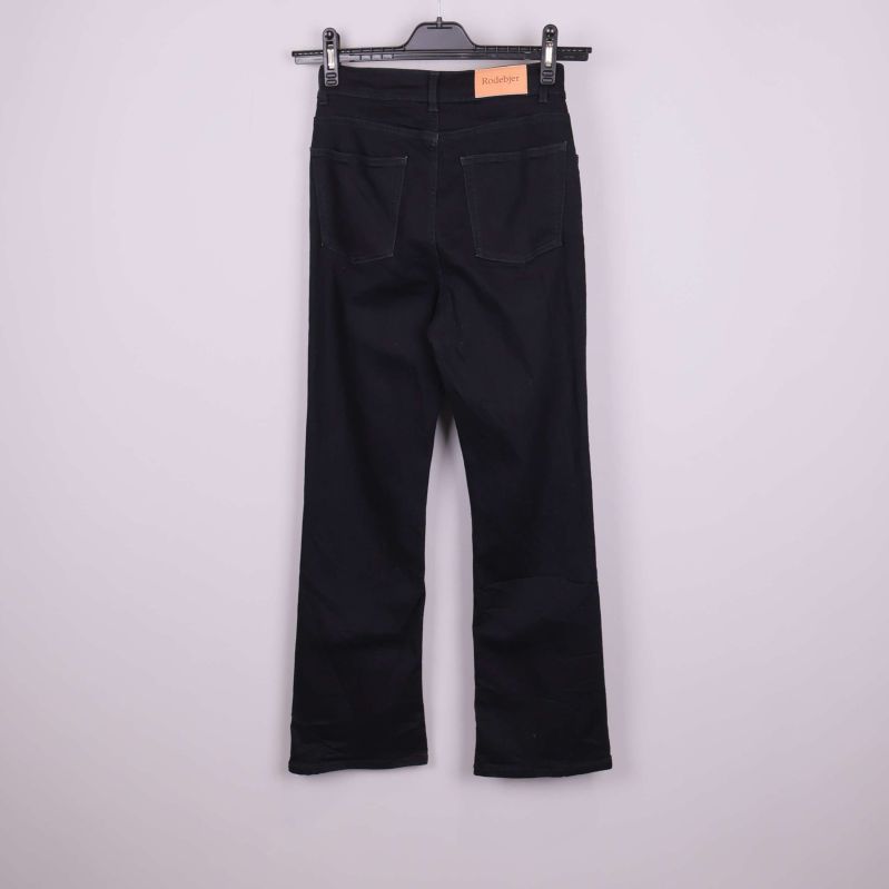 Svarta jeans bakifrån med lädermärke