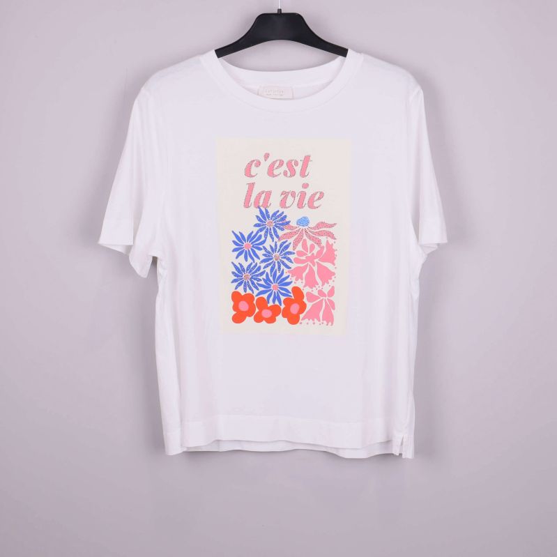 Vit t-shirt med blommor och text framtill