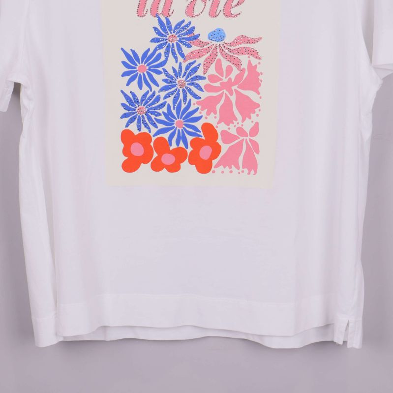 Nedre delen av t-shirtens blommotiv visas