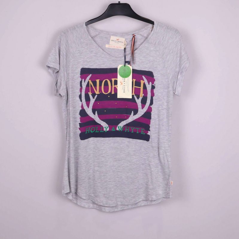 Grå t-shirt med färgglatt tryck på framsidan hängande på galge