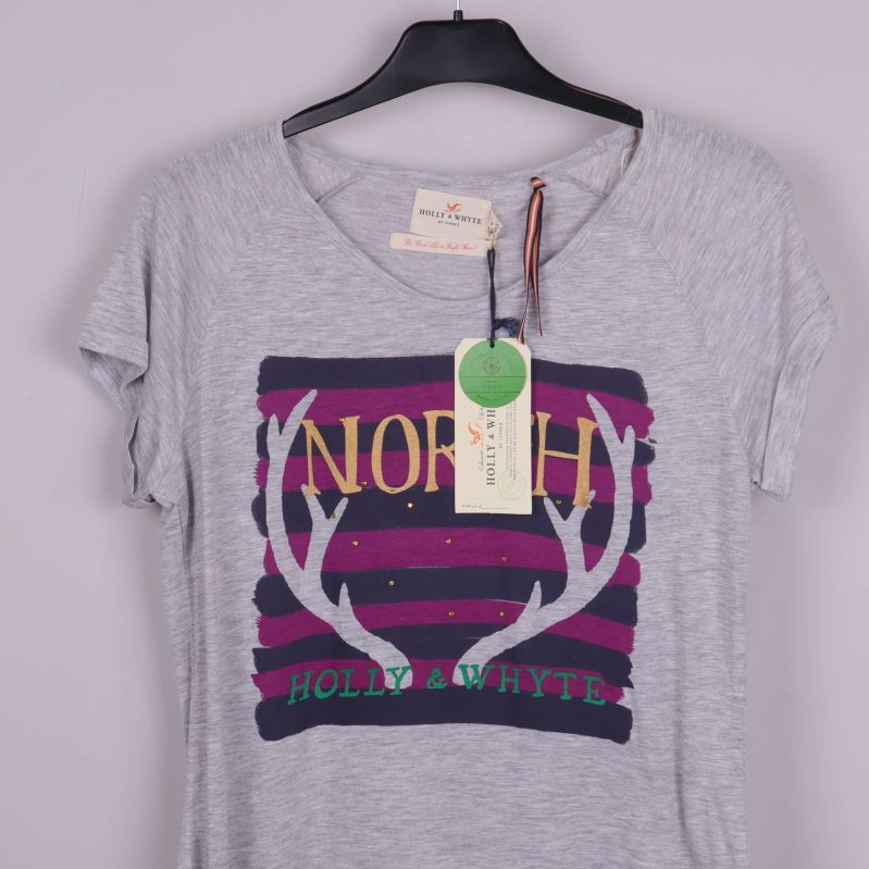 Närbild på trycket med horn och text på t-shirtens framsida
