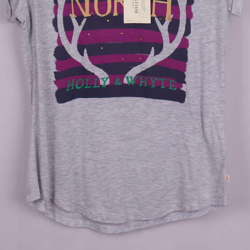 Nederdelen av grå t-shirt med lätt rundad fåll