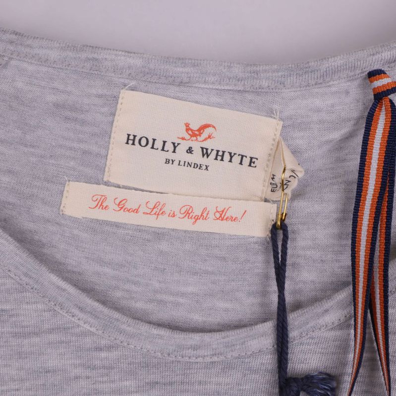 Närbild på etiketten HOLLY & WHYTE by Lindex i halsen