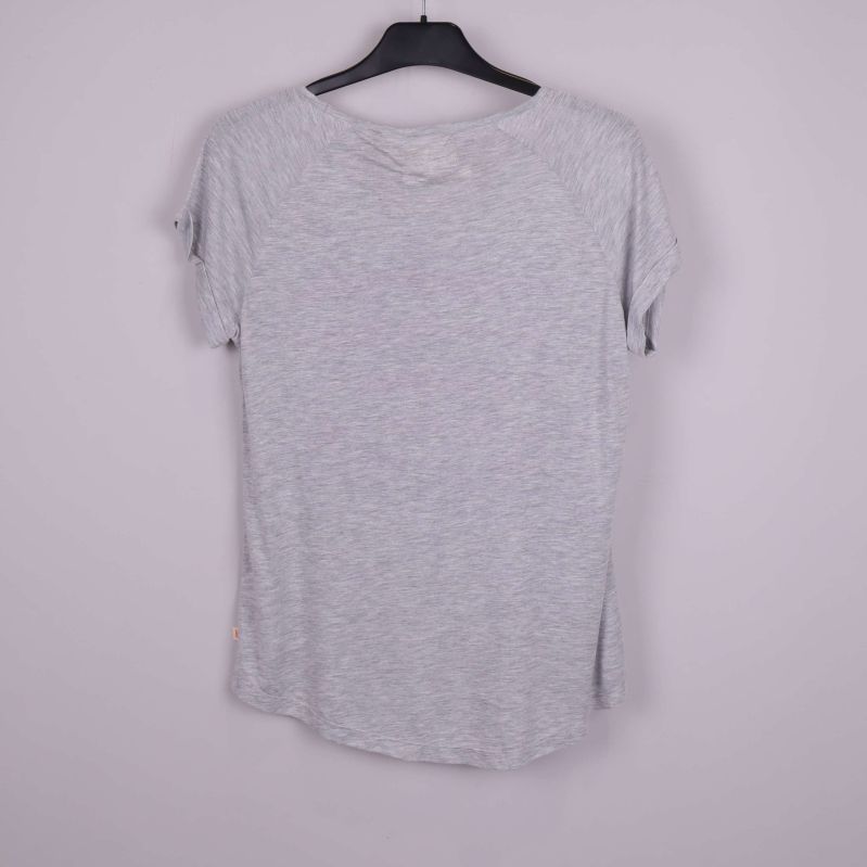 Baksida av grå t-shirt utan tryck