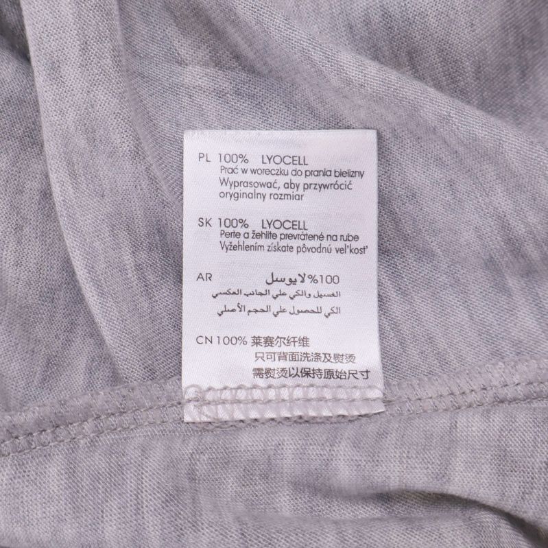Materiallapp som visar 100% lyocell på t-shirten