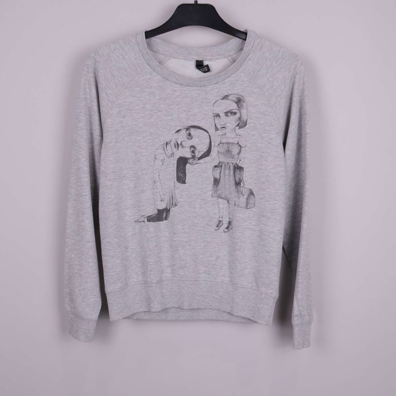 Grå sweatshirt med grafiskt illustrerat tryck framtill