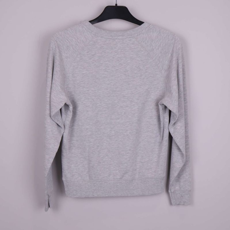 Baksida av grå sweatshirt i enkel design