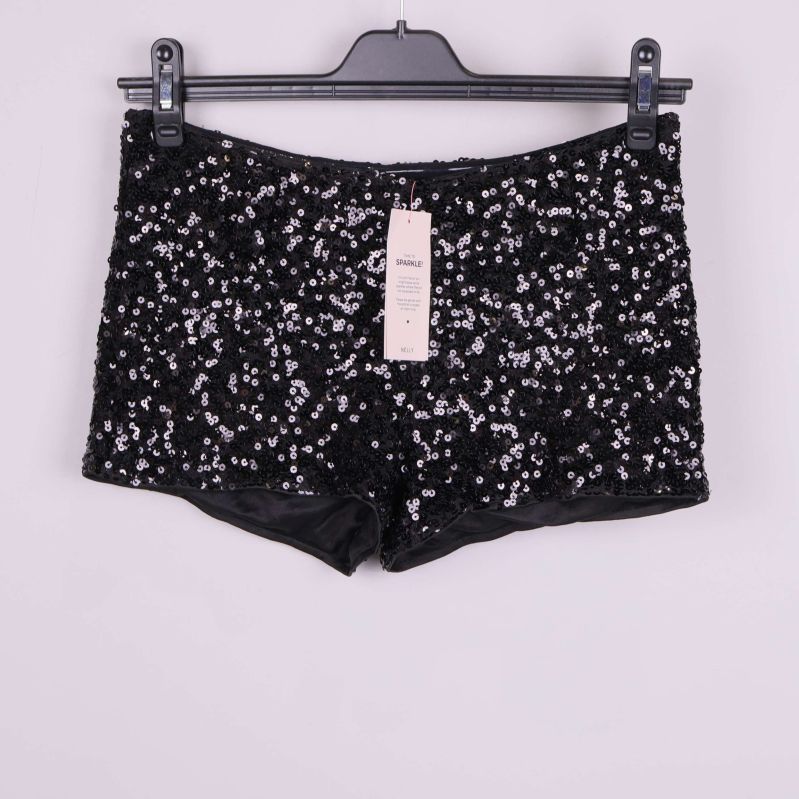 Framsida av svarta shorts täckta med paljetter