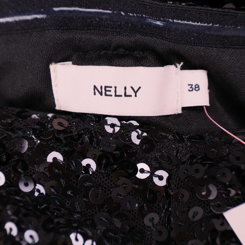 Namn- och storleksetikett med Nelly och storlek 38