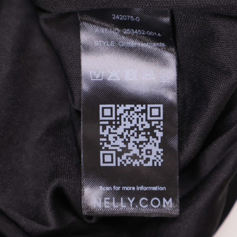 Svart etikett med QR-kod och Nelly.com tryck