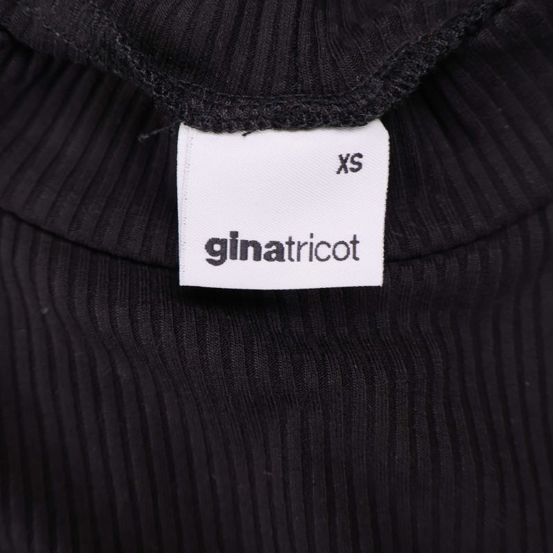Etikett med gina tricot logga och storleken XS