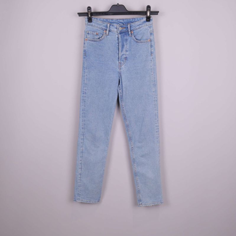 Ljusblå jeans med smal passform framifrån