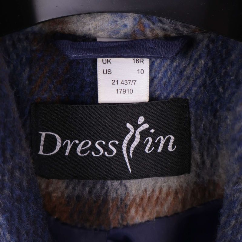 Nära bild på Dress In etikett och storlek UK 16R, US 10
