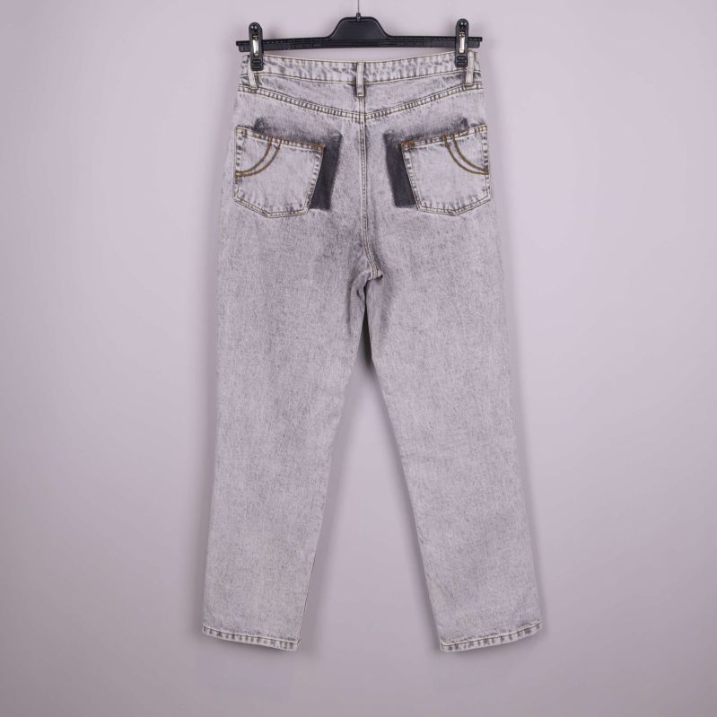 Jeans baksida med fickdetaljer i acid wash-tyg