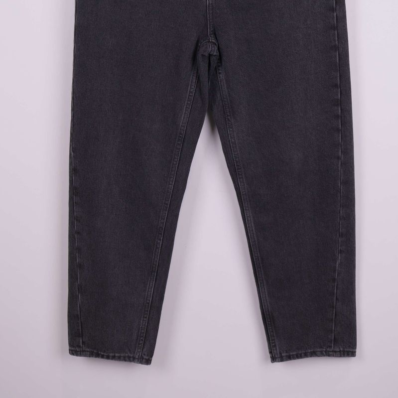 Nedre delen av raka svarta jeans