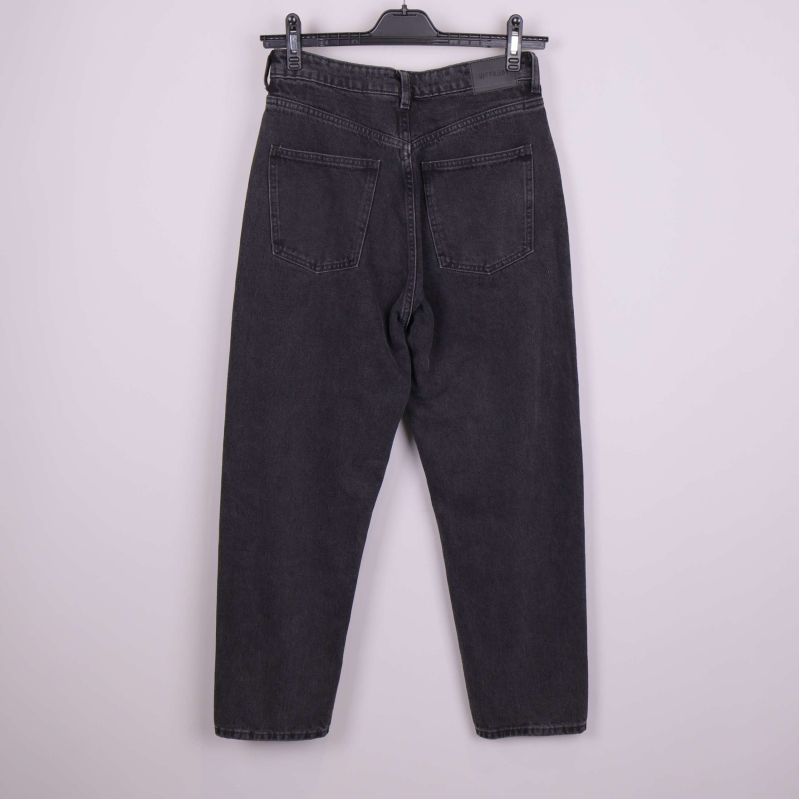 Svarta jeans med raka ben bakifrån på galge