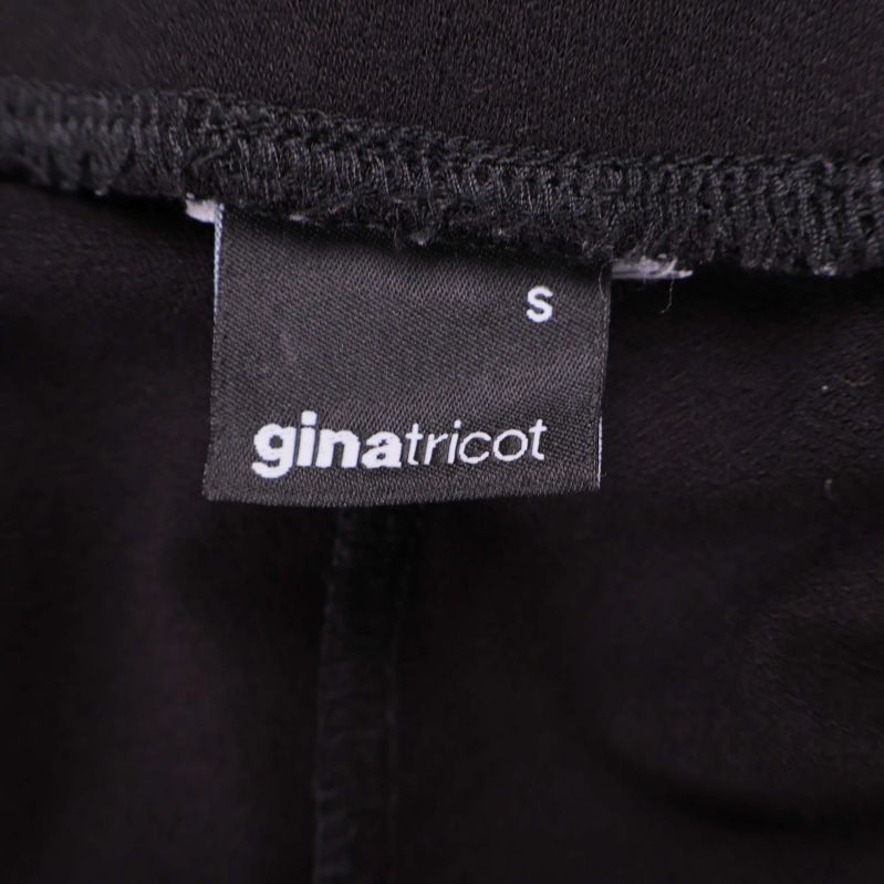 Närbild på etikett från gina tricot med storlek S