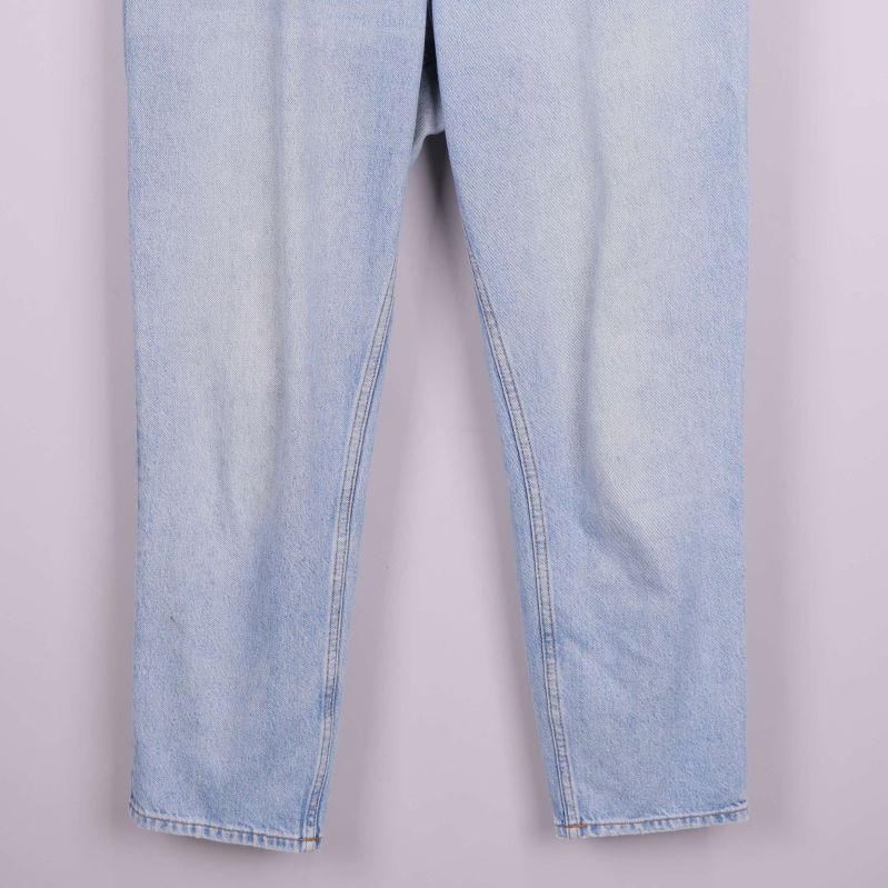 Närbild av benen på ljusa jeans med balloon leg