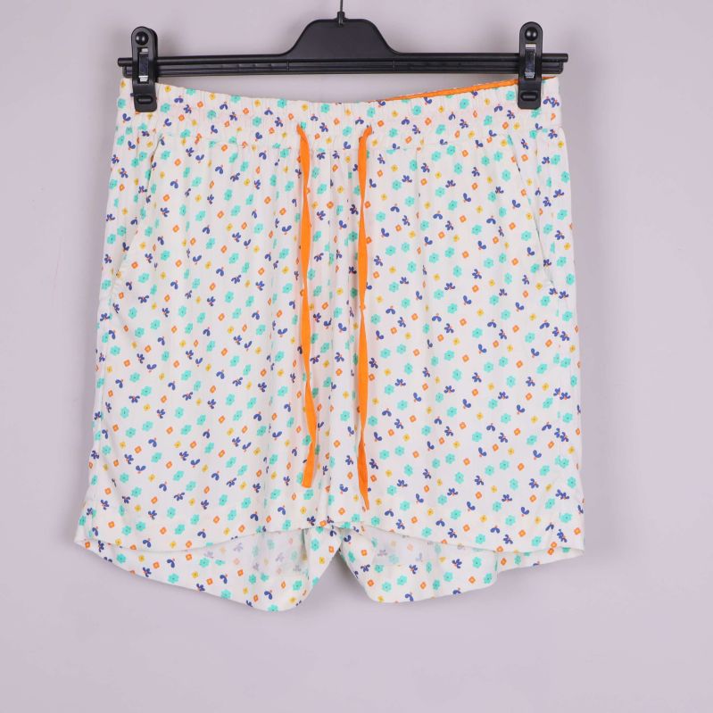 Baksidan av långärmad blommig pyjamastopp framhävs