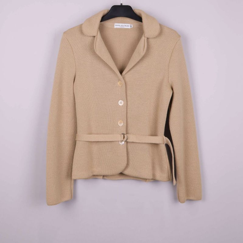 Beige stickad kavaj med bälte och tre knappar framifrån