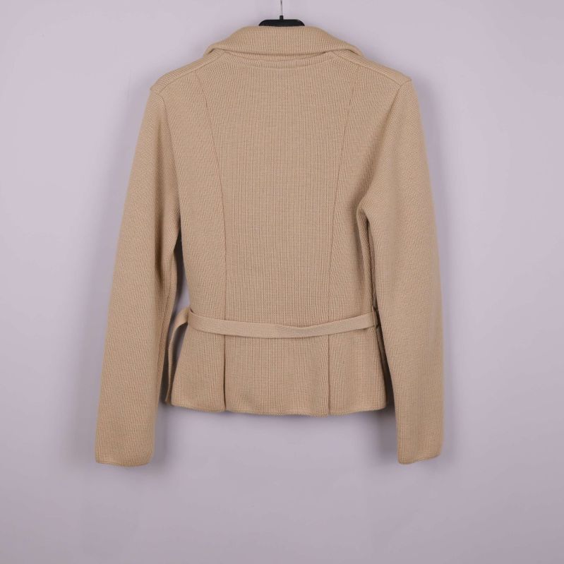 Beige stickad kavaj sedd bakifrån med strukturstickning