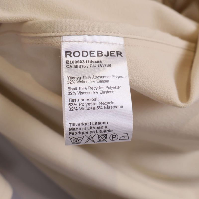 Materialetikett som visar blandning med återvunnen polyester och viskos