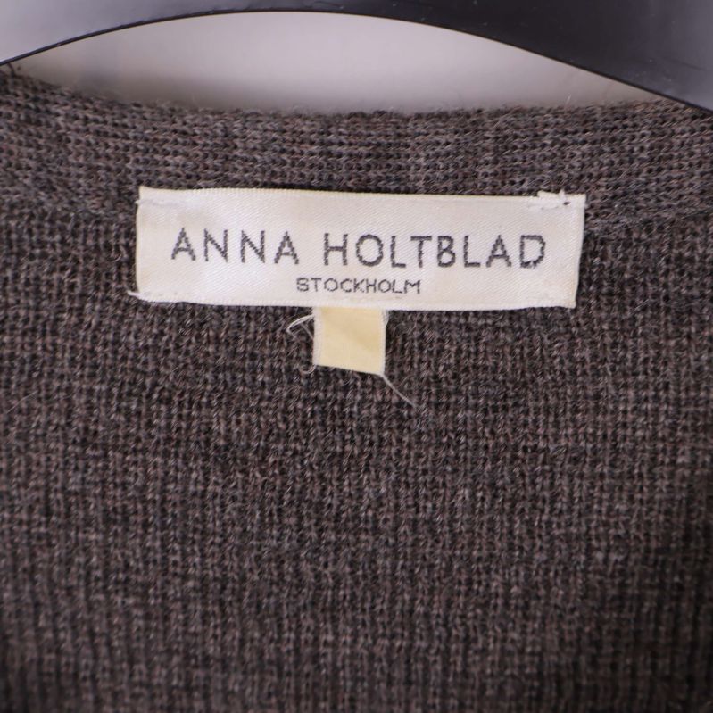 Närbild på varumärkesetikett Anna Holtblad Stockholm