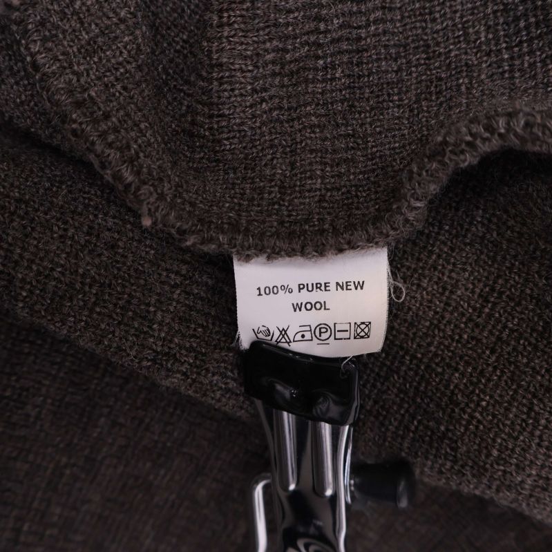 Materialetikett med texten 100% pure new wool