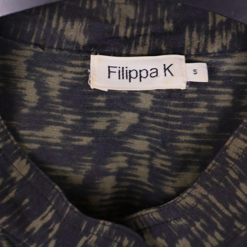 Närbild på Filippa K etikett i skjortklänningen
