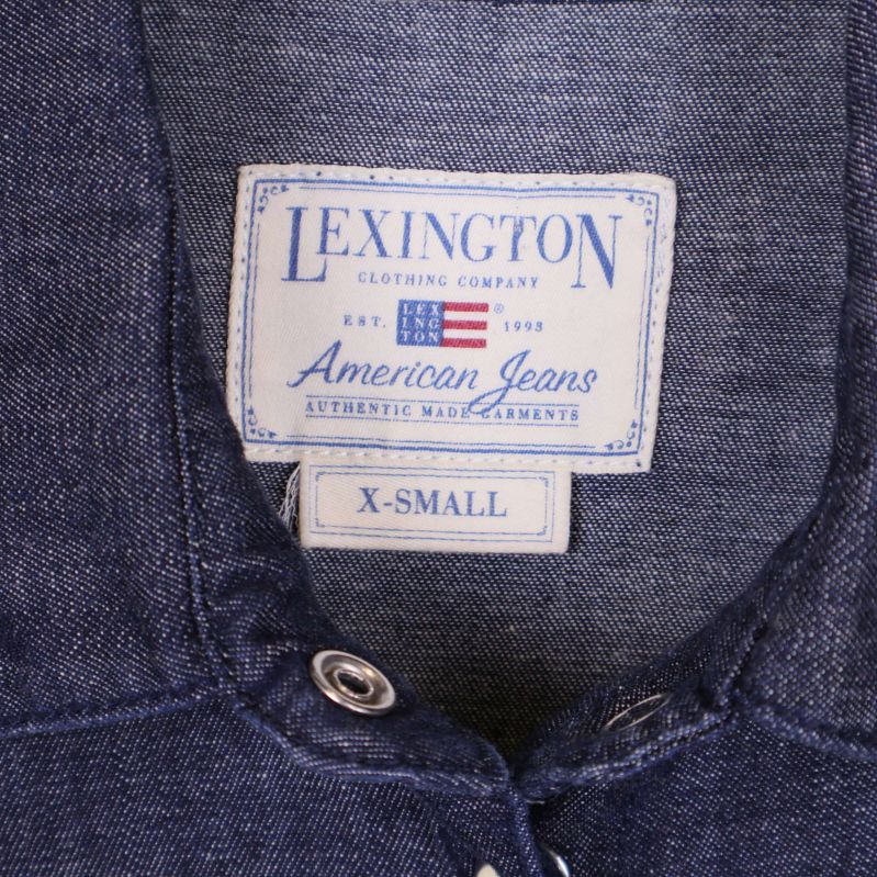 Närbild på Lexington-etikett i blå denimskjorta