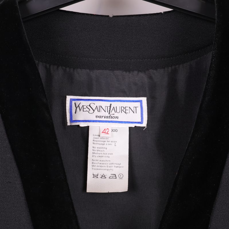 Närbild på Yves Saint Laurent-märke och storleksetikett
