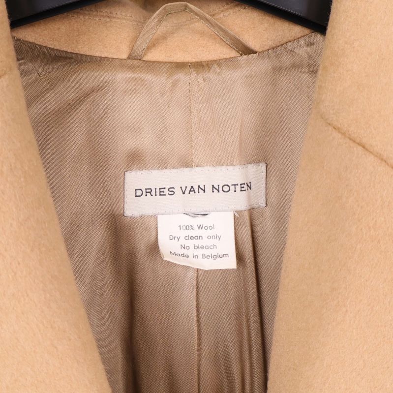 Närbild på etikett som visar Dries Van Noten och material