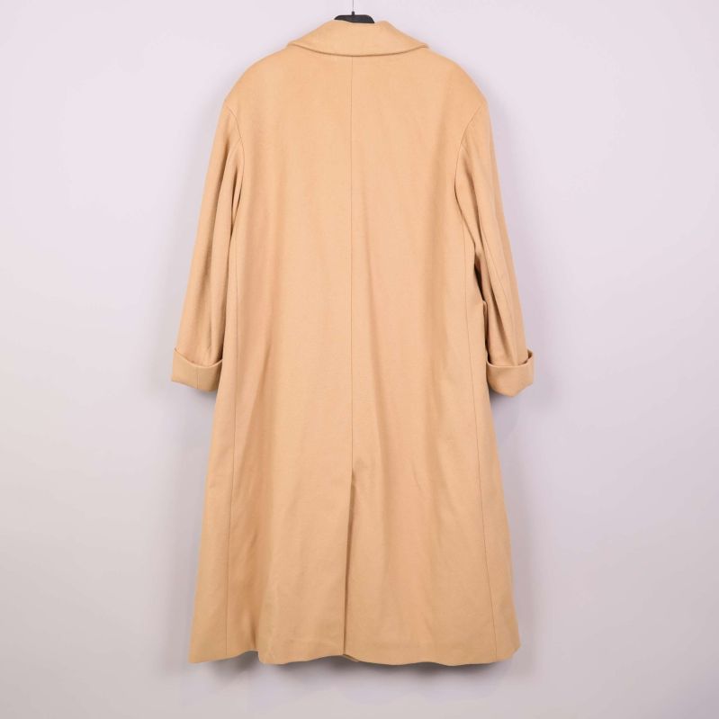 Beige lång rock av ull bakifrån