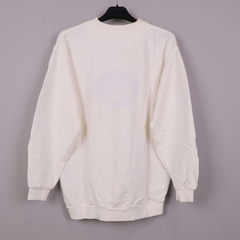 Baksidan av en gräddvit sweatshirt utan tryck eller detaljer