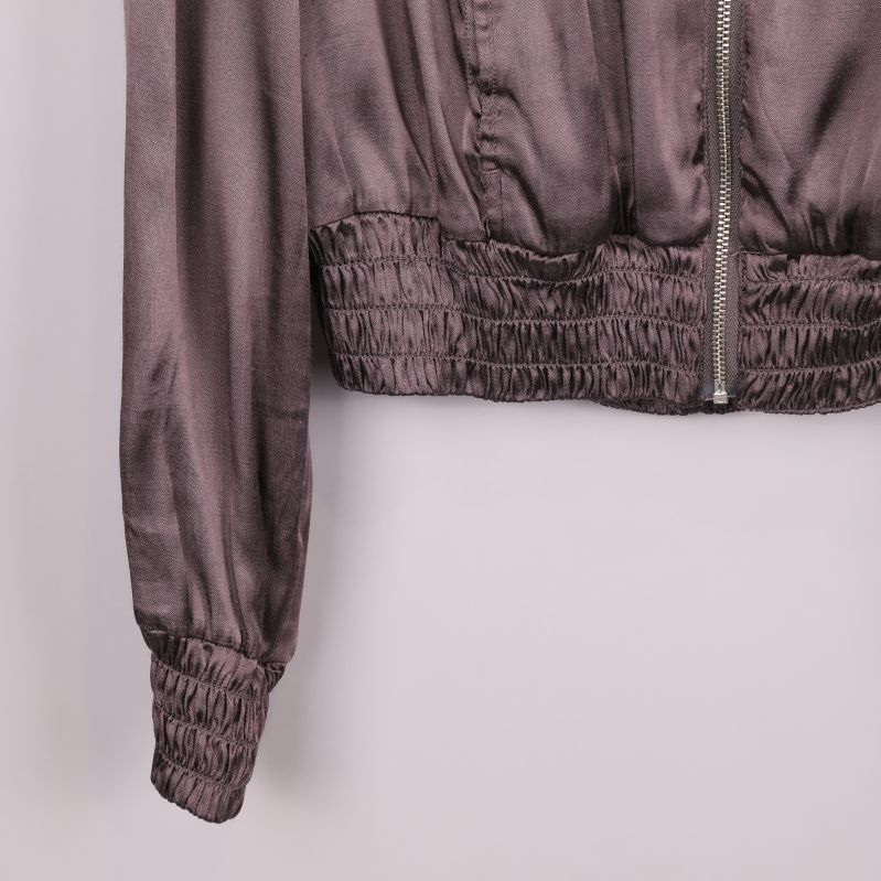 Detaljbild på smock i ärmslut och nederkant av blus