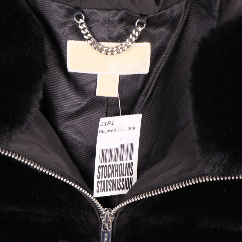 Innersida med etikett Michael Kors och kedjedetalj